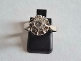 Gros plan sur une bague en argent ornée d'un diamant