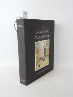 Le livre est posé sur une surface blanche, près d'un mur blanc.