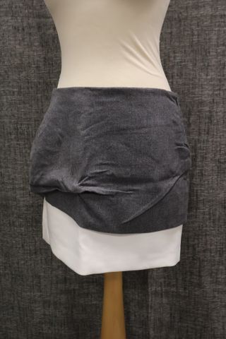MAJE – Jupe grise et blanche. Taille : 40