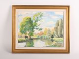 une peinture à l'huile représentant une rivière et des arbres, dans un cadre doré