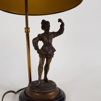Lampe en régule à décor de personne en habit Renaissance - H… (photo 2)