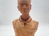 statue d'une femme coiffée d'une coiffe, sur fond blanc