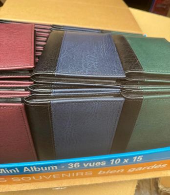 une boîte contenant des portefeuilles de toutes les couleurs