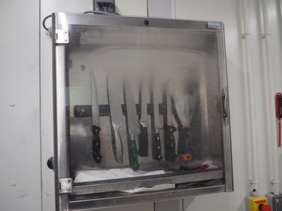 beaucoup de couteaux accrochés au mur