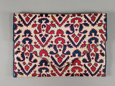 une pochette rouge, bleue et blanche ornée d'un motif