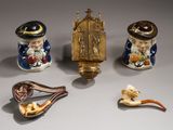 Plusieurs types de figurines sont exposés sur une table