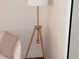 une chaise blanche et une lampe blanche dans un salon