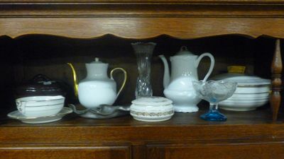 un vaisselier sur lequel sont disposés de nombreux plats et tasses