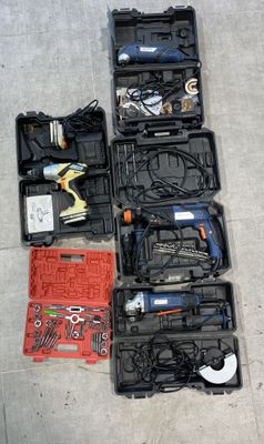 de nombreux outils dans la mallette posée sur le sol
