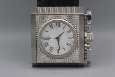 une montre carrée en argent avec des chiffres romains sur le cadran