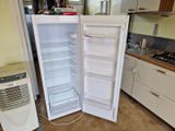 un réfrigérateur blanc dont la porte est ouverte, dans une cuisine