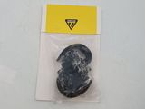 un petit objet noir dans un sac en plastique posé sur une surface blanche