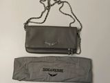 un sac à main et un parapluie posés sur une table