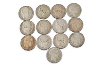 gros plan d'une pile de pièces de monnaie sur une surface blanche