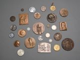 un lot de pièces de monnaie posées sur une table