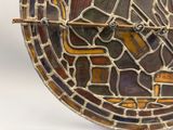 une horloge en vitrail accrochée au mur