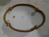 l'image d'un miroir posé sur une table