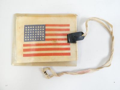 un vieux livre sur lequel figure un drapeau américain