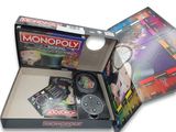 un jeu de société « Monopoly » dans une boîte contenant tous les éléments du jeu