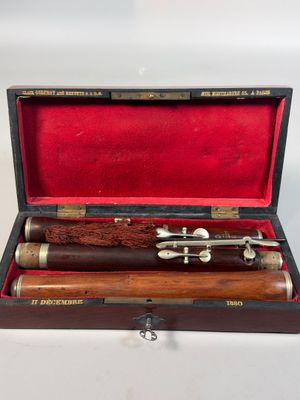 une image représentant un ensemble de trois pipes en bois dans un étui