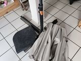 un parapluie posé par terre dans la pièce