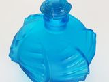 une bouteille en verre bleue ornée d'une fleur