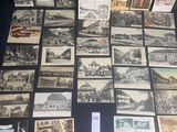 plusieurs vieilles cartes postales de différents types et formats sur un fond noir