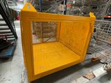une grande cage jaune au milieu d'un entrepôt