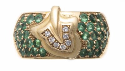 une image représentant une bague en or sertie de pierres vertes et blanches