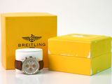 une boîte jaune sur laquelle est posée une montre et une boîte jaune sur laquelle est posée une montre