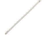 gros plan d'un bracelet en argent sur fond blanc