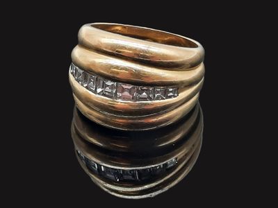 l'image d'une bague en or ornée de diamants