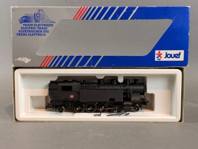 la boîte est ouverte et laisse apparaître une locomotive noire à l'intérieur