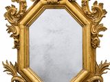une image représentant un miroir doré sur fond blanc, avec un fond blanc
