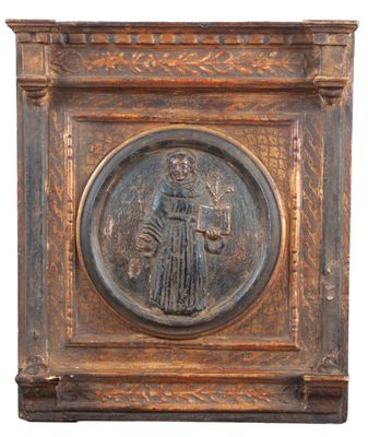 une vieille plaque en bois sur laquelle figure l'image d'un homme tenant une épée