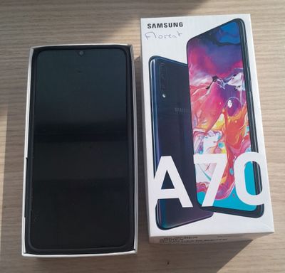 une boîte de Samsung A70 à côté d'une boîte de Samsung A70