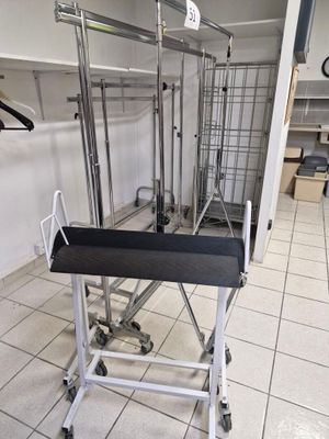 une photo d'une chambre d'hôpital avec du matériel médical à l'intérieur