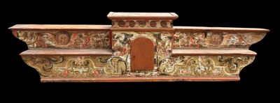 * Elément d'autel religieux en bois à décor peint de têtes d…