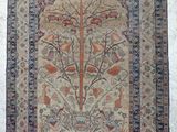 tapis accroché au mur, représentant un arbre de vie