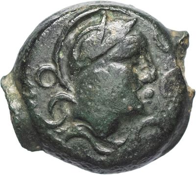 un gros plan d'une pièce de monnaie avec un visage dessus