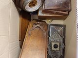 une boîte en carton contenant une horloge et d'autres objets