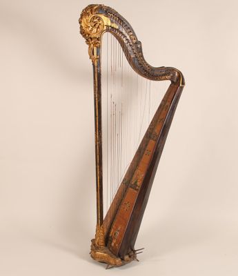 une grande harpe en bois posée sur une surface blanche