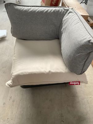 un canapé sur lequel est posé un coussin