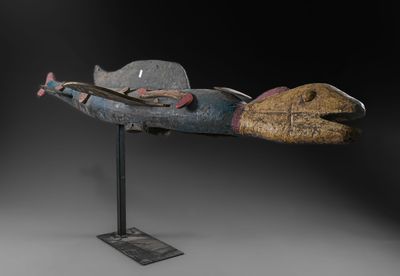 un gros plan d'une sculpture représentant un poisson posée sur un socle