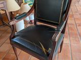 une chaise qui se trouve au milieu d'une pièce