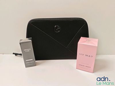 le contenu d'un sac à main noir, d'une boîte rose et d'un portefeuille noir
