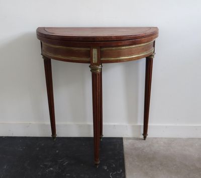 une image d'une petite table en bois avec un plateau en marbre