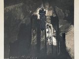 un dessin en noir et blanc représentant un bâtiment avec une tour horloge