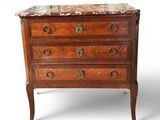 une commode ancienne avec dessus en marbre