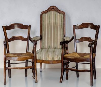 trois chaises qui sont assises l'une à côté de l'autre